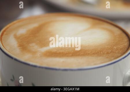 Kaffee mit Herzdesign in einer weißen Tasse Stockfoto