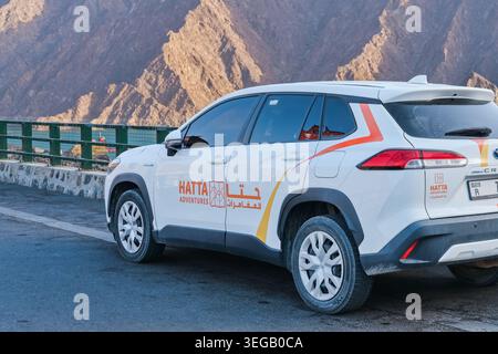 Hatta Adventures Fahrzeug auf der Bergstraße Hatta geparkt. Outdoor-Tourismus und Abenteuer Reiseziel in den Hajar Mountains, VAE Stockfoto