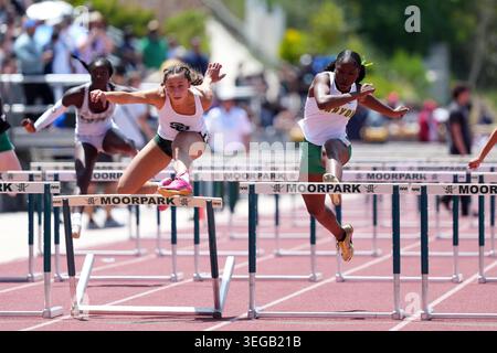 Elina Stump aus Santa Barbara (links) und Kameron Smith aus Canyon Country Canyon laufen in der Division 2 Girls 100 m Hürden während der CIF Southern Section Track and Field Finals an der Moorpark High School am Samstag, den 16. Mai 2026, in Moorpark. Kalif. Stockfoto