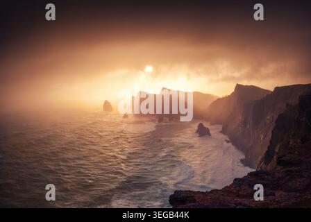 Epischer Sonnenaufgang über der Küste von Ponta de Sao Lourenzo auf Madeira Stockfoto