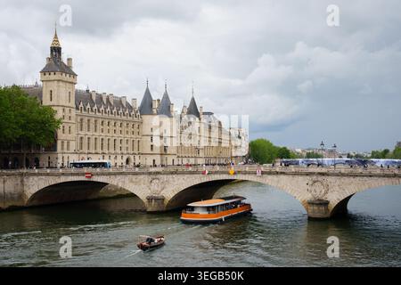 Palais de la Cité und Cour de Cassation und Pont au Change, Paris Stockfoto