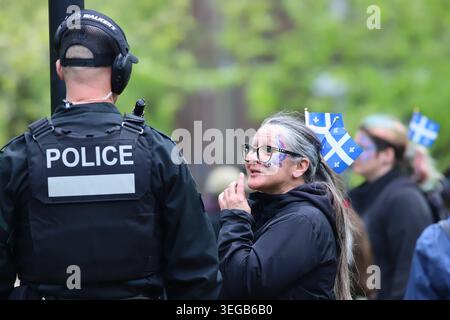 Gedenkfeier zum Nationalpatriot-Tag Eine Frau, die am 18. Mai 2026 in Montreal, Kanada, an einer Kundgebung zum Nationalpatriot-Tag teilnimmt, an der Québecs Unabhängigkeitstag gefeiert wird, organisiert von der SociÃ tÃ Saint-Jean-Baptiste. Montreal Quebec Kanada Copyright: XHoracioxZamorax Stockfoto