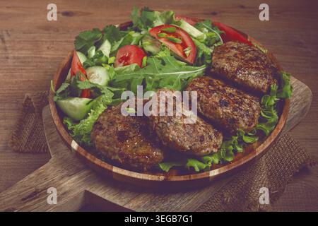 Gebratene Schnitzel, gemischtes Hackfleisch, mit Gemüsesalat, hausgemacht, Blick von oben, keine Personen Stockfoto