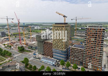 Amsterdam, Niederlande, 08. Mai 2026. Hochwinkelblick auf das Bullewijk-Viertel mit großen Bauarbeiten moderner Hochhauswohnungen. Stockfoto