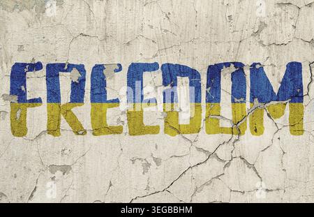 Inschrift an der Wand der Freiheit in den Farben des ukrainischen Fahnenhintergrunds blau und gelb Stockfoto
