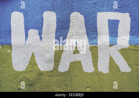Inschrift an der Kriegswand in den Farben des ukrainischen Flaggenhintergrunds blau und gelb Stockfoto