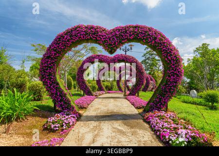 Fantastischer Gang mit herzhaften Blumenbögen dekoriert Stockfoto