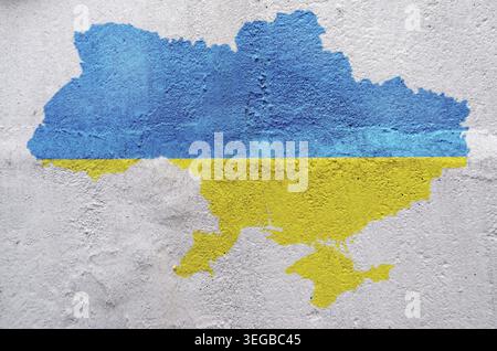 Karte der Ukraine gemalt auf einer alten Wand mit den Farben Blau und Gelb der Flagge in der Stadt während des Krieges Stockfoto