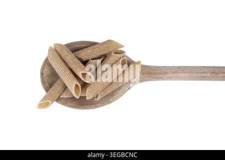 Ein kleiner Haufen Vollkornnudeln auf einer Holzkelle Stockfoto