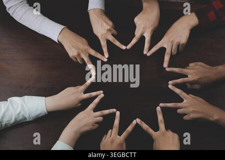 Top-Ansicht Nahaufnahme einer professionellen erfolgreichen Gruppe von Geschäftsmann Geschäftsfrau Kollegen Partnerschaft Team Hände halten zusammen, Teamwork Join Stockfoto