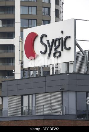 Bratislava, Slowakei - 15. April 2025 : das Wahrzeichen der Sygic auf dem Gebäude. Sygic ist ein slowakisches Unternehmen von globalen Navigationssystemen für die Automobilindustrie Stockfoto