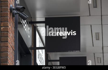 Bratislava, Slowakei - 15. April 2025: Firmenlogo von HB Reavis (HBReavis) auf dem Gebäude. HB Reavis ist ein Immobilienentwickler Stockfoto