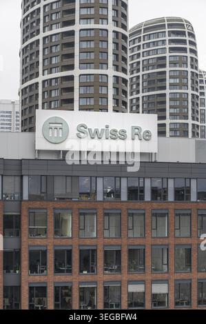 Bratislava, Slowakei - 15. April 2025 : das Zeichen der Schweizer Re auf dem Gebäude. Swiss Re ist eine Rückversicherungsgesellschaft mit Sitz in Zürich Stockfoto