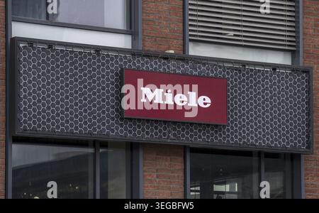Bratislava, Slowakei - 15. April 2025 : Miele Store Schild. Miele ist ein deutscher Hersteller von High-End-Haushaltsgeräten und gewerblichen Geräten Stockfoto