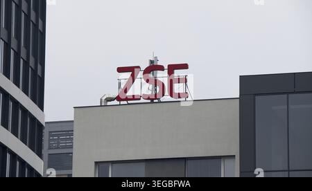 Bratislava, Slowakei - 15. April 2025 : das ZSE-Zeichen auf dem Gebäude. ZSE oder Zapadoslovenska energetika, a.s. ist ein slowakisches Versorgungsunternehmen mit Sitz in Stockfoto