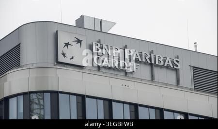 Bratislava, Slowakei - 15. April 2025 : das Zeichen von BNP Paribas Cardif auf dem Gebäude. BNP Paribas Cardif ist ein Versicherungsbereich der BNP Pariba Stockfoto
