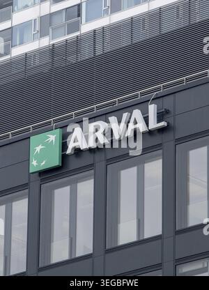 Bratislava, Slowakei - 15. April 2025 : Arval-Schild auf dem Gebäude. Arval BNP Paribas, Full-Service-Fahrzeugleasing und neue Mobilitätslösungen Stockfoto