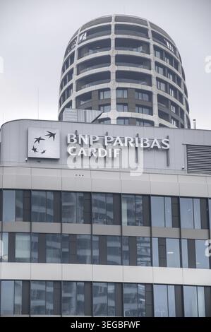 Bratislava, Slowakei - 15. April 2025 : das Zeichen von BNP Paribas Cardif auf dem Gebäude. BNP Paribas Cardif ist ein Versicherungsbereich der BNP Pariba Stockfoto