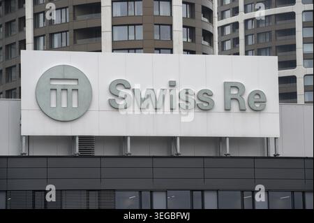 Bratislava, Slowakei - 15. April 2025 : das Zeichen der Schweizer Re auf dem Gebäude. Swiss Re ist eine Rückversicherungsgesellschaft mit Sitz in Zürich Stockfoto