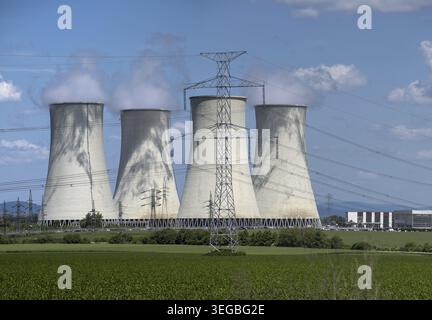 Kühltürme des Kernkraftwerks Jaslovske Bohunice, Slowakei Stockfoto