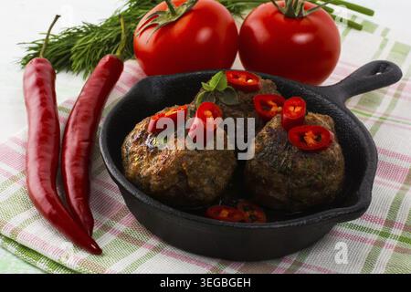 Fleischbällchen serviert in einer gusseisernen Pfanne. Türkischer Fleischbällchen. Hackbraten. Gegrillte Fleischbällchen. Fleischbällchen Stockfoto
