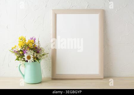 Frame-Mock-up mit zarten Blüten in Mintgrün Vase. Poster weißer Rahmen Mock-up. Leeren weißen Rahmen Mock-up für Präsentationsdesign Stockfoto