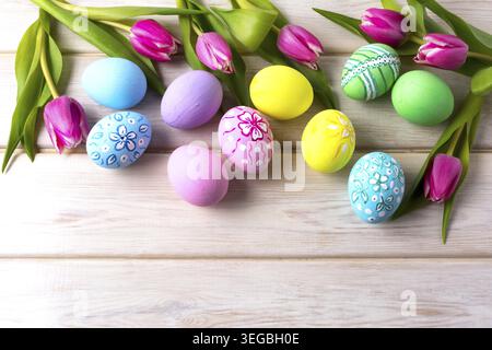 Hintergrund des Bouquets mit Blumen und Eiern und Tulpen im Osterstil. Grußkarte oder Einladung zu Happy Easter. Kopierbereich Stockfoto