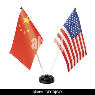 China und USA Tischflaggen isoliert auf weißem Hintergrund für bilaterale Beziehungen, Zusammenarbeit und internationale Politik Stockfoto