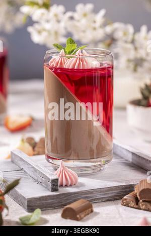 Dessert aus Schichten Schokolade und Erdbeermousse in einem Glas Stockfoto