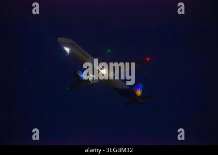 Jet2Holidays Airbus A321 Passagierjet startet bei Nacht mit eingeschalteten Landungslichtern, von unten gesehen, Antalya, Türkei, Mai 2026. Stockfoto