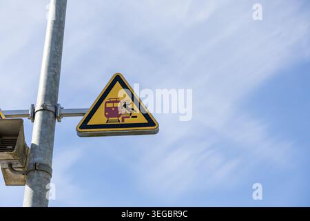 Ein Warnschild für den Bahnsteig: Vorsicht vor Zügen Stockfoto