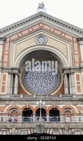 London, Großbritannien - 09. Juni 2025 - die Fassade des Alexandra Palace ist ein meisterhaftes Spiegelbild der dramatischen Geschichte des Gebäudes Stockfoto