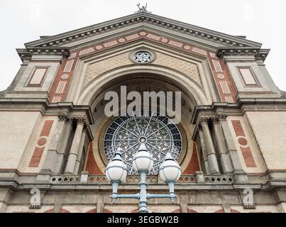 London, Großbritannien - 09. Juni 2025 - ein imposanter, symmetrischer Flachwinkelblick fängt die prächtige viktorianische Architektur der Großen Halle des Alexandra Palace ein Stockfoto