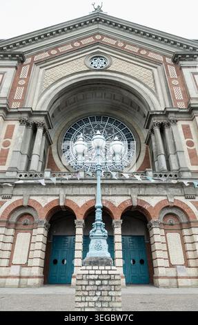 London, Großbritannien - 09. Juni 2025 - ein Blick auf Augenhöhe fängt die majestätische viktorianische Architektur des Alexandra Palace ein, der durch eine symmetrische Fassade aus cre definiert ist Stockfoto
