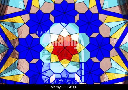 Farbiges Glas-Fenster im Retro-Stil mit abstraktem Hintergrundmuster Stockfoto