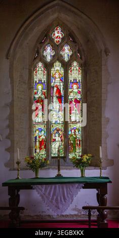 Mittelalterlicher Glaskopf eines kanonisierten Bischofs in einer Gehrung mit crozier, um 1410–1440, nördliches Seitenfenster. St. Peter's Church, Newton Bromswold, North Stockfoto
