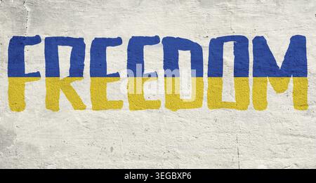 Inschrift an der Wand der Freiheit in den Farben des ukrainischen Fahnenhintergrunds blau und gelb Stockfoto