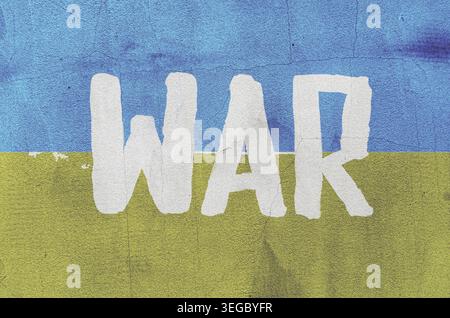 Inschrift an der Kriegswand in den Farben des ukrainischen Flaggenhintergrunds blau und gelb Stockfoto