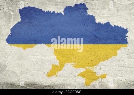 Karte der Ukraine gemalt auf einer alten Wand mit den Farben Blau und Gelb der Flagge in der Stadt während des Krieges Stockfoto