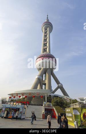 Shanghai, China. Januar 2025. Panoramablick auf den Oriental Pearl Tower im Stadtzentrum Stockfoto
