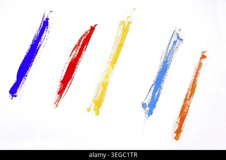 Einige farbige Streifen mit Acrylfarben auf einer weißen Oberfläche Stockfoto