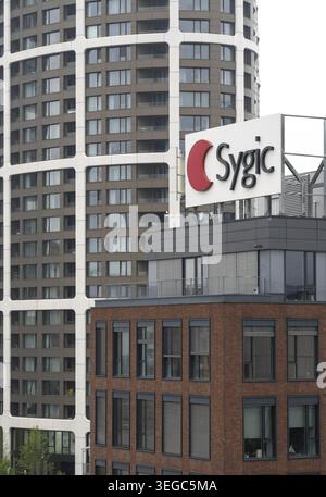 Bratislava, Slowakei - 15. April 2025 : das Wahrzeichen der Sygic auf dem Gebäude. Sygic ist ein slowakisches Unternehmen von globalen Navigationssystemen für die Automobilindustrie Stockfoto