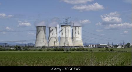 Kühltürme des Kernkraftwerks Jaslovske Bohunice, Slowakei Stockfoto