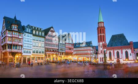 Frankfurt am Main, Hessen, Deutschland, Altstadtplatz romerberg in Frankfurt am Abend. Stockfoto