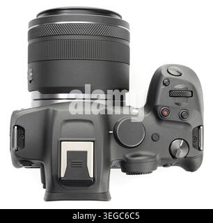 Moderne Fotokamera mit isoliertem Objektiv auf weißem Hintergrund. Draufsicht Stockfoto