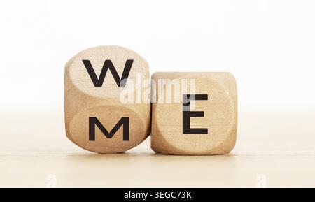 Von mir zum Wir-Konzept. Die hölzernen Würfelwürfel mit dem Text auf dem Tisch umklappen Stockfoto