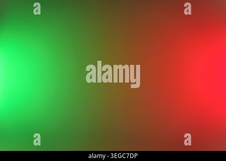 Abstrakter, verschwommener Hintergrund mit hellgrünen und roten Lichtflecken, weichen Bokeh-Tönen und glattem Farbübergang, ideal für festliche Feiertage Stockfoto