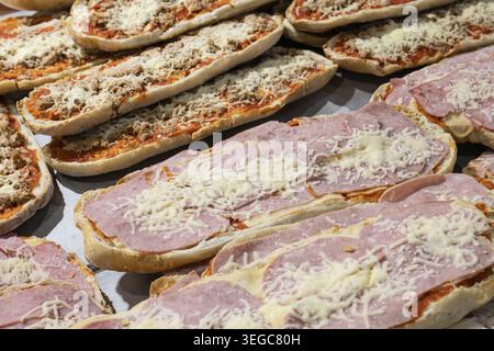 Gruppe französischer Brotpizza Hintergrund Stockfoto