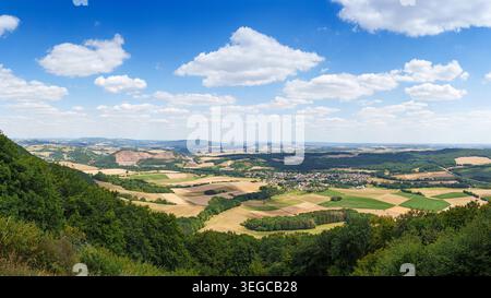 Typisch deutsches Dorf ​​from oben. Hunsrück - Wohnlandschaft. Stockfoto