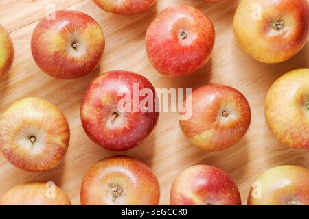 Blick von oben auf saftige Äpfel auf einem Holztisch Stockfoto